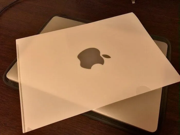 修理に出した人がもらえると噂のAppleのクリアファイル(この中に修理報告書が入っている)
